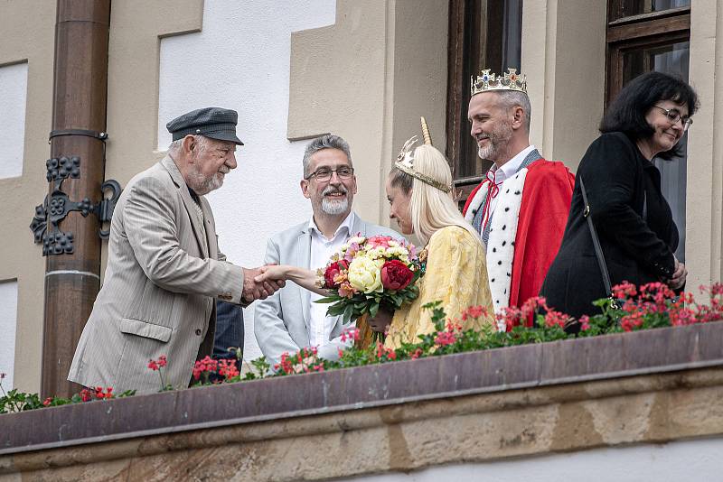 Korunovace krále a královny olomouckého majálesu - vlevo emeritní rektor UP Josef Jařab, 25. května 2022