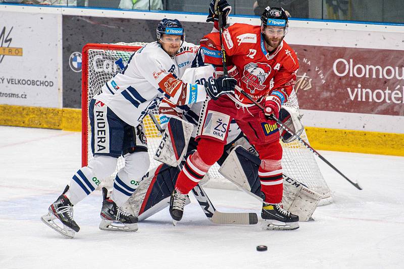 Utkání 21. kola hokejové extraligy: HC Olomouc - HC Vítkovice Ridera 2. listopadu 2021 v Olomouci. (zleva) Guntis Galvins z Vítkovic a Jan Knotek z Olomouce.