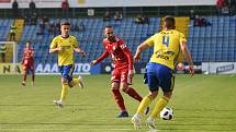 1. semifinálový zápas o Evropu - Fotbalisté Olomouce (v červeném) padli na hřišti Zlína 0:1.