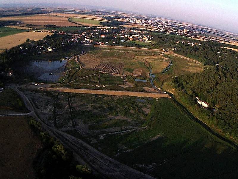 Letecký snímek vypuštěné plumlovské přehrady