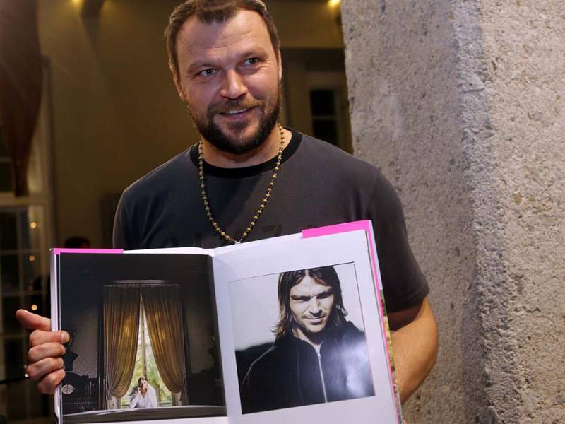 Tomáš Ujfaluši na křestu knihy fotografa Ondřeje Pýchy v Olomouci