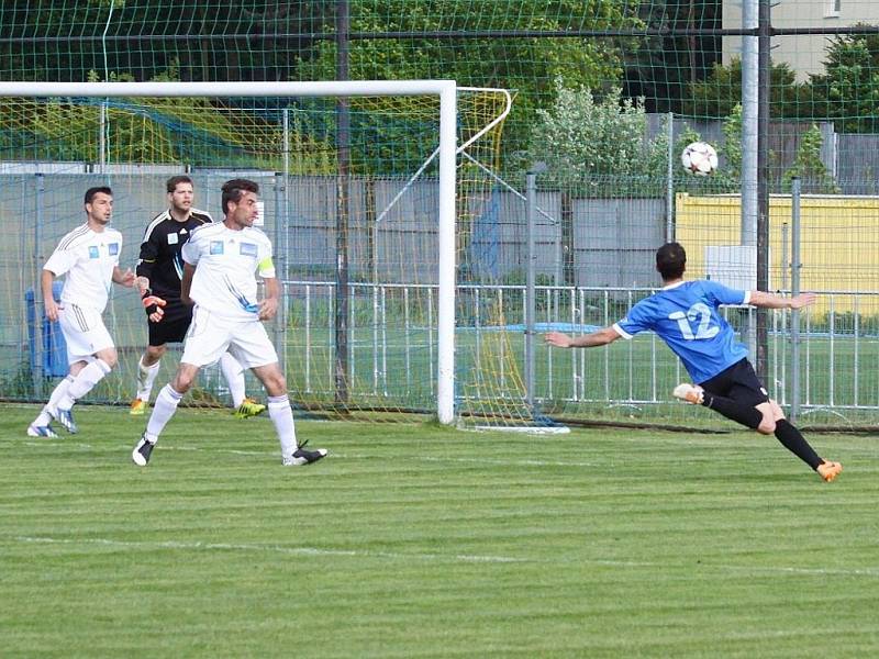 Fotbalisté FK Šternberk (v bílém) proti Konici