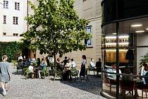 Takto by mohla po rekonstrukci budovy bývalé Jednoty vypadat Švédská ulice - s novým bistrem, letní zahrádkou, vzrostlým stromem a zelení na fasádě jednoho z domů.