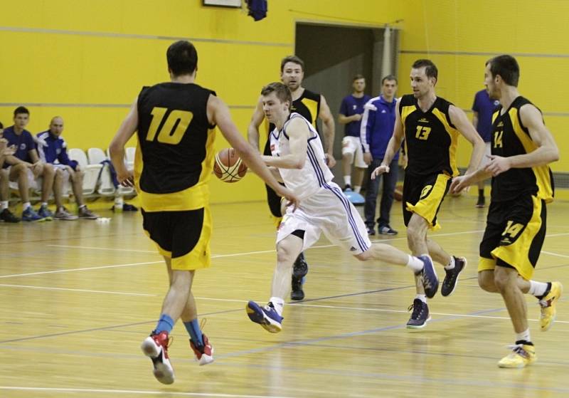 Olomoučtí basketbalisté (v bílém) proti Jihlavě