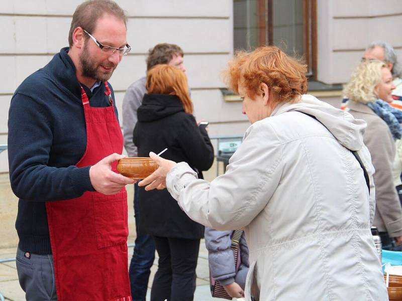 Den lidí bez domova na Horním náměstí v Olomouci nabídl benefiční polévku 