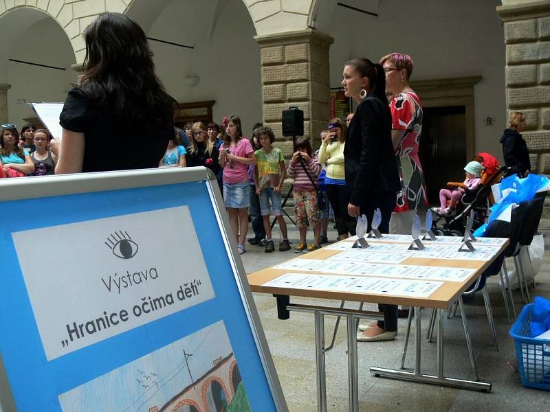 Vyhlášení výsledků třetího ročníku soutěže Hranice očima dětí. Foto: Deník/Pavel Mašlaň