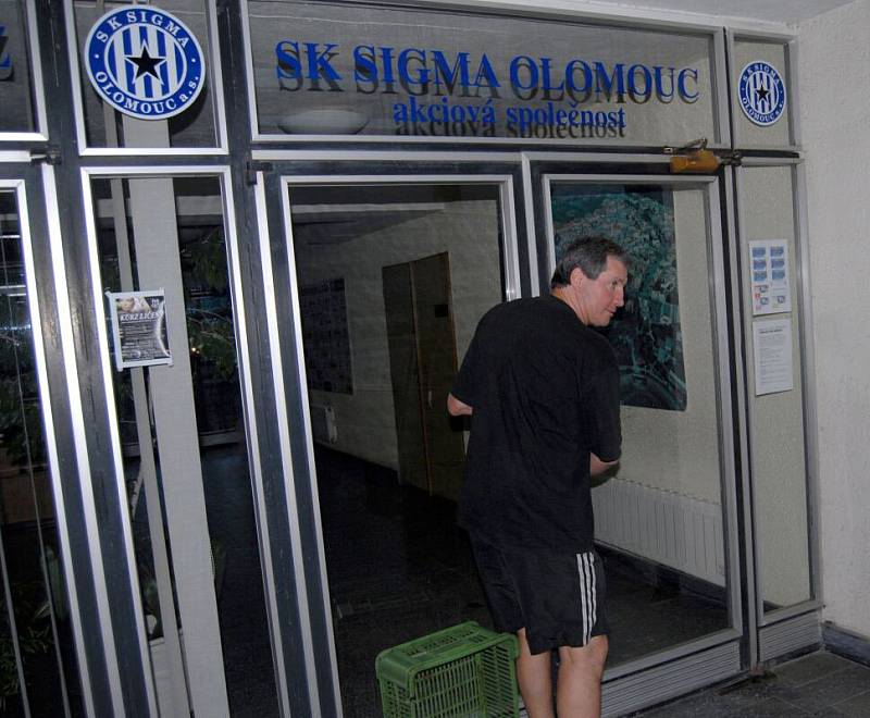 Červen 2010. Končící sportovní ředitel SK Sigma Olomouc Jiří Kubíček vyklízí svoji kancelář na Andrově stadionu.  Sigmu opouštěl po téměř šestadvaceti letech.