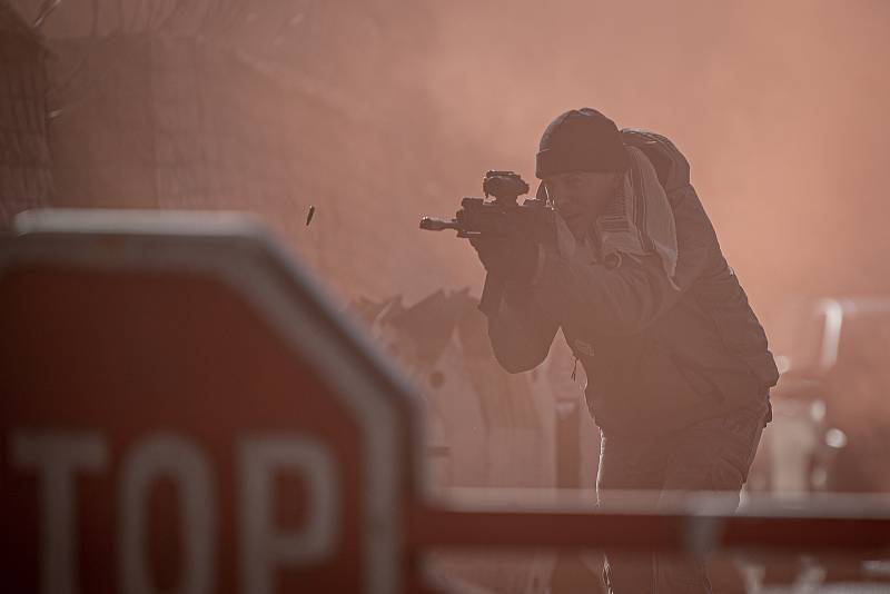 Simulovaný útok radikálů na základnu jednotky pro zahraniční operaci EU v Mali.  Týdenní nepřetržitý výcvik jednotek 71. mechanizovaného praporu z Hranic ve vojenském újezdu Libavá, 16. února 2022