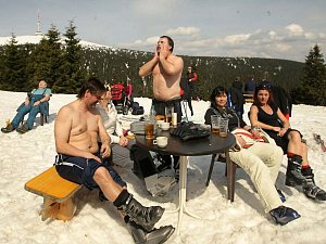 Dubnové lyžování na Ovčárně pod vrcholem Pradědu. Ilustrační foto