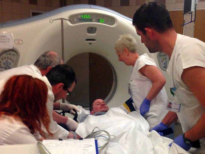 Pacient se během několika minut ocitne na radiologickém pracovišti, kde mu tým provede výpočetní tomografii mozku. Potvrdí si diagnózu mozkové příhody. 