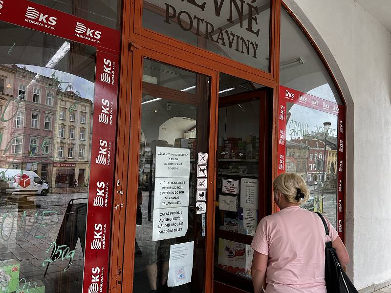Prodejna levných potravin v centru Olomouce, 9. června 2022