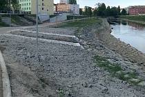 Proměna nábřeží kolem řeky Moravy v centru Olomouce u VŠ kolejí, mezi mosty na Masarykově třídě a třídě Kosmonautů. 30. dubna 2020