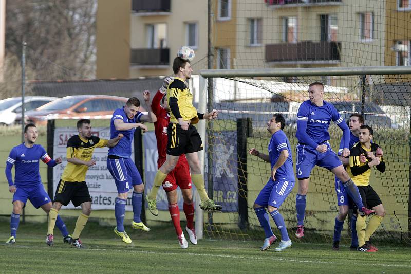 Fotbalisté Nových Sadů (ve žlutém) podlehli Rýmařovu 0:2