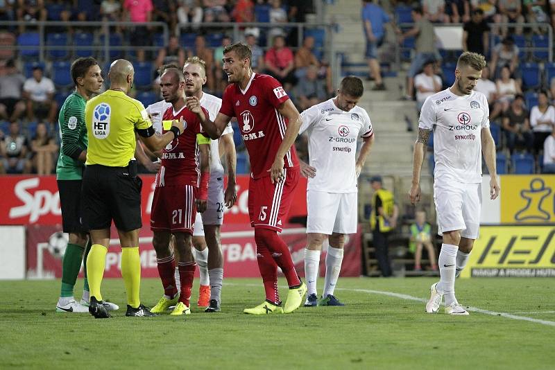 Olomoučtí fotbalisté (v červeném) remizovali se Slováckem 0:0Tomáš Chorý (č. 15)