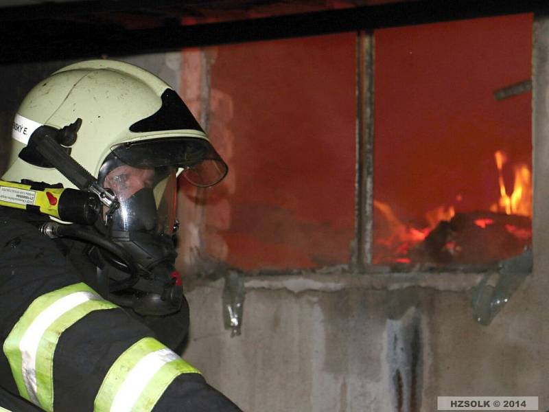 Hasiči zasahují u požáru přístavku rodinného domu v Horce nad Moravou