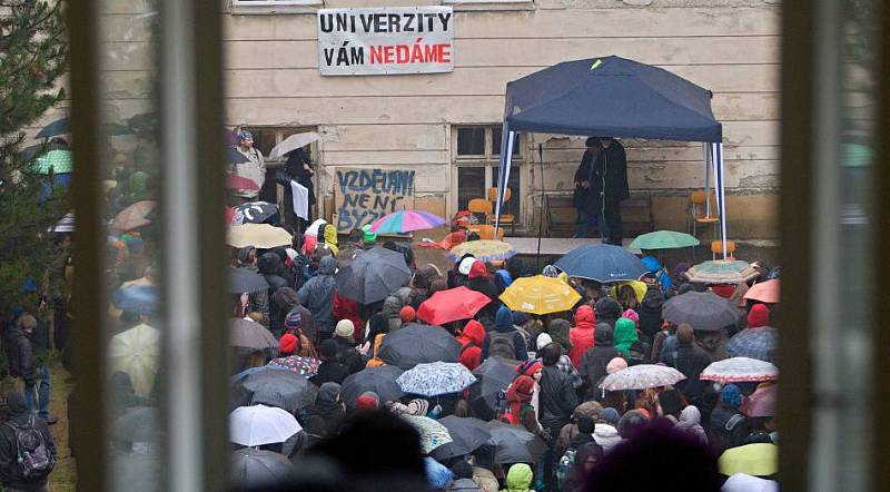 Protest studentů UP proti školské reformě na nádvoří filozofické fakulty 