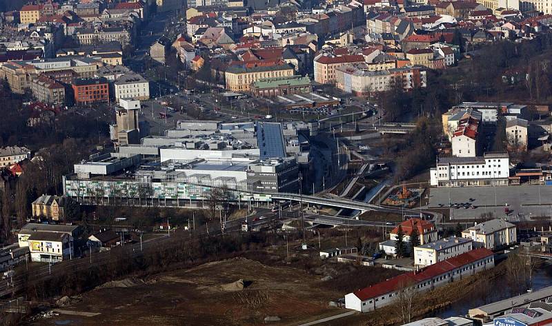 Obchodní centrum Šantovka v Olomouci - na místě parkoviště a dětského hřiště (na snímku vpravo dole) má vyrůst nákupní Galerie 2