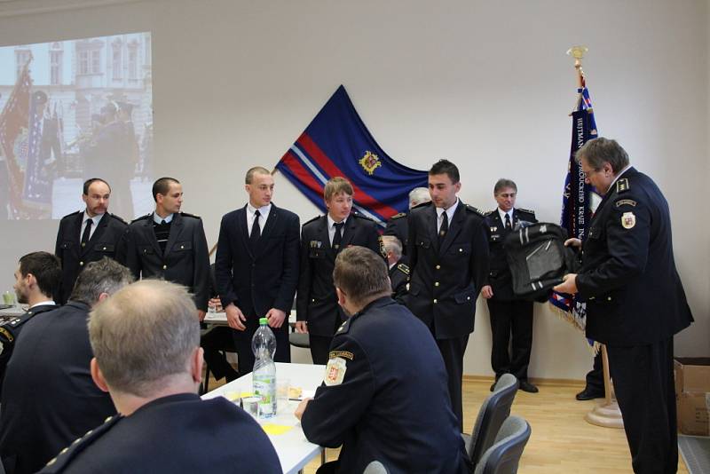 Tým dobrovolných hasičů z Uničovska, který reprezentoval Olomoucký kraj na prvním republikovém mistrovství soutěže TFA, při sobotním ocenění v Olomouci – Černovíře.