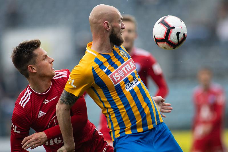 SFC Opava proti Sigmě Olomouc. Lukáš Kalvach (SK Sigma Olomouc), Tomáš Smola (SFC Opava).