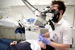 Budoucí zubaři se v Olomouci připravují na praxi pomocí špičkové stomatologické techniky