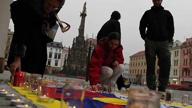 Svíčky na olomouckém Horním náměstí jako připomínka výročí okupace Tibetu