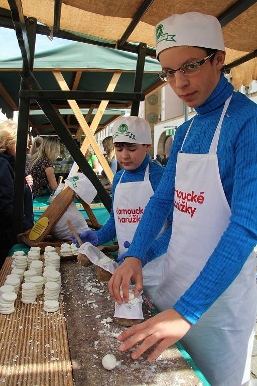 Tvarůžkový festival, hanáčtí hudebníci i nejrůznější regionální dobroty si od sobotního rána užívají lidé na Horním náměstí v Olomouci