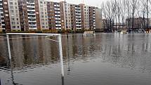 Fotbalové hřiště v olomouckých Nových Sadech připomínalo 5. dubna 2006 spíše bazén