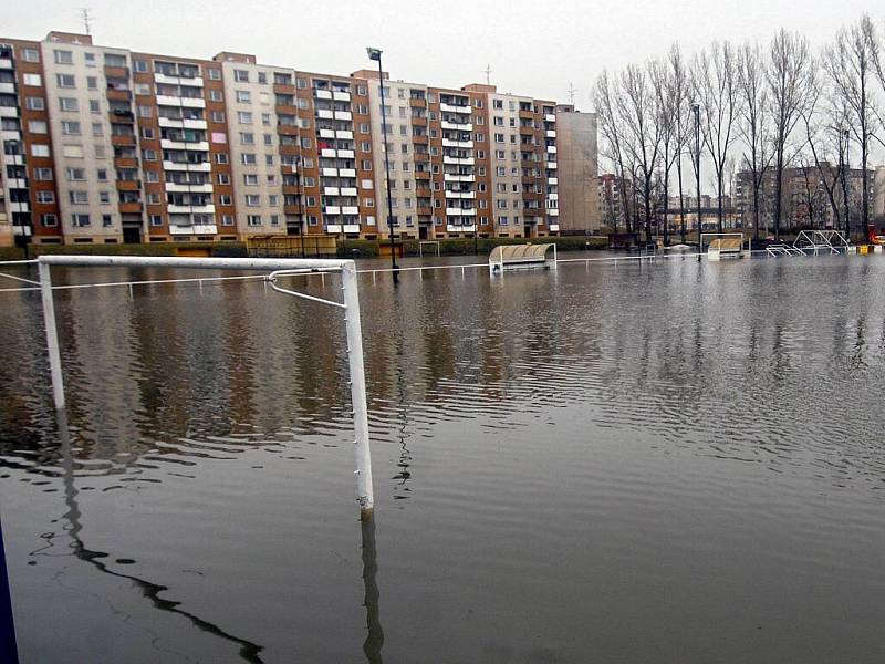 Fotbalové hřiště v olomouckých Nových Sadech připomínalo 5. dubna 2006 spíše bazén