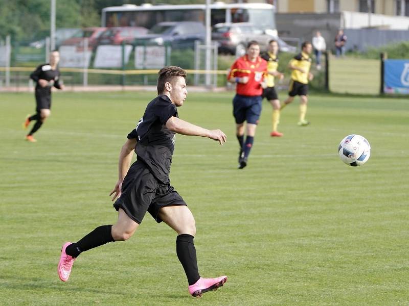 Fotbalisté Nových Sadů (ve žlutém) remizovali se Šumperkem 3:3.