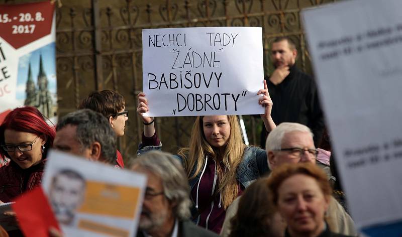 Protestní akce Proč? Proto! na olomouckém Žerotínově náměstí