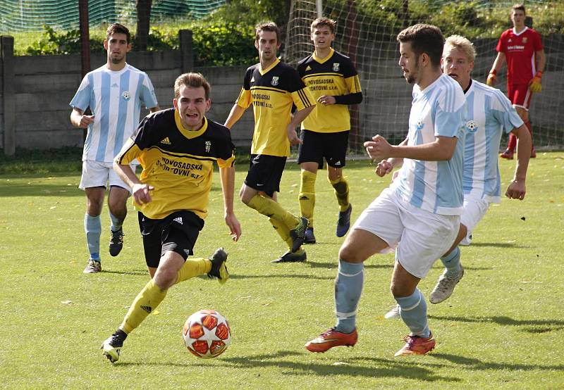 Fotbalisté Nových Sadů B (ve žluto-černém) porazili Určice 3:2 po penaltovém rozstřelu.