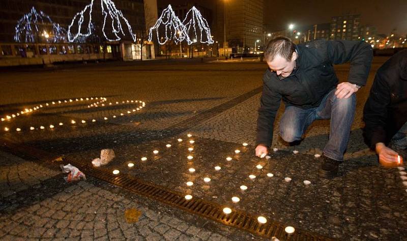 Nápis Ne KSČM! z hořících svíček před budovou krajského úřadu v Olomouci