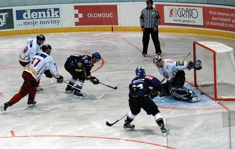 Hokejisté Olomouce (v bílém) porazili v přípravě Vítkovice 3:2.