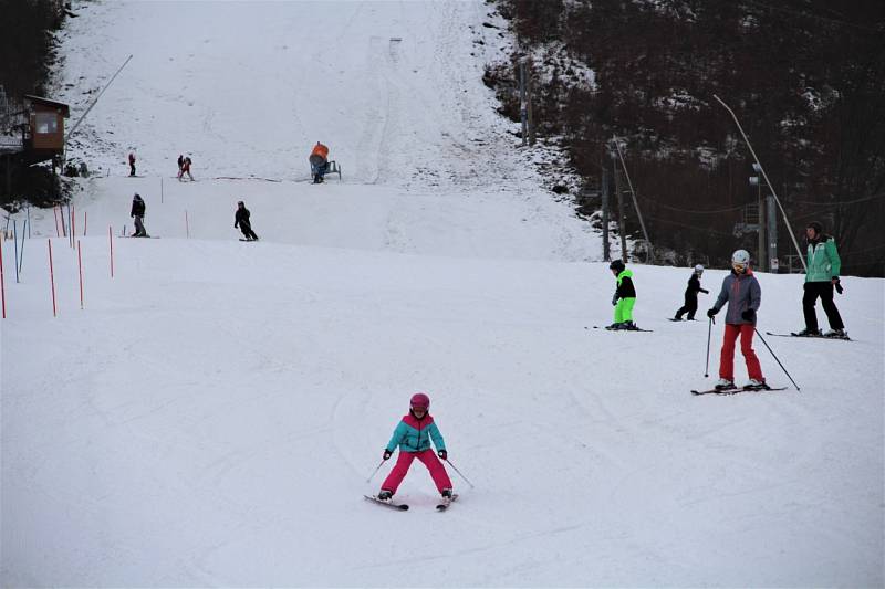 Sněhovou peřinou pokrytý svah na Hrubé Vodě, místní části Hluboček na Olomoucku se v sobotu zaplnil lyžaři.