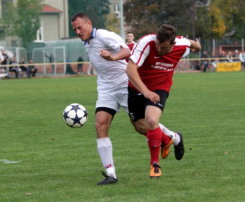 Fotbalisté Nových Sadů (v červeném) vs. Kralice na Hané