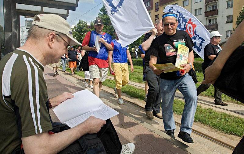 Odboráři z různých koutů regionu při protestním pochodu Olomoucí 