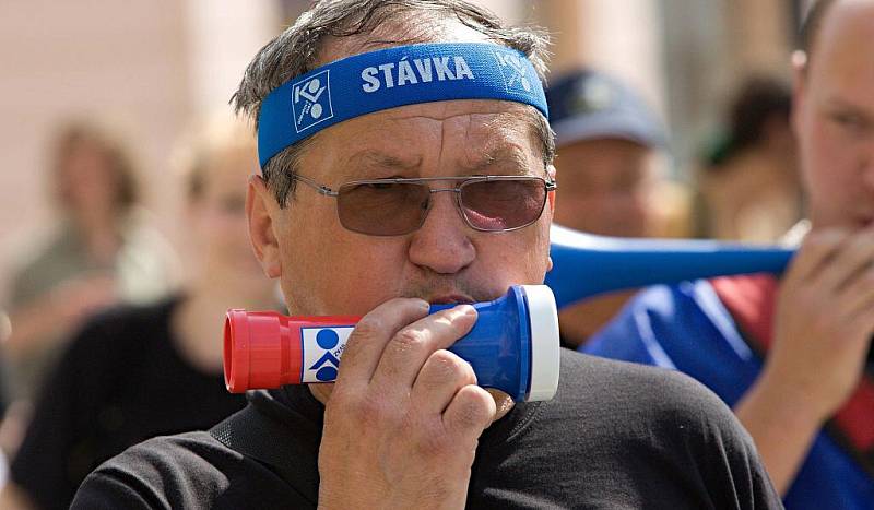 Odboráři z různých koutů regionu při protestním pochodu Olomoucí 