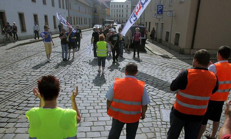 Odboráři z různých koutů regionu při protestním pochodu Olomoucí 