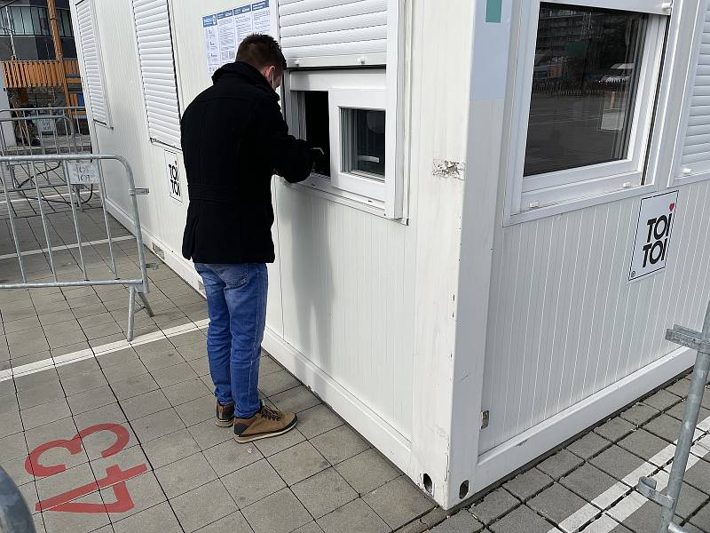 V Olomouci u Šantovky zahájilo provoz nové testovací místo na Covid-19. Vyšetření PCR metodou i AG testy zajistila Galerie Šantovka, 18. března 2021.