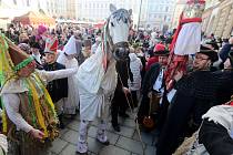 Masopustní veselí na Horním náměstí v Olomouci.