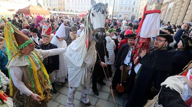 Masopustní veselí na Horním náměstí v Olomouci.