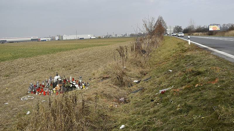 Místo tragické hromadné nehody u olomouckých Nemilan, po které v neděli 14. listopadu vyhasly tři lidské životy. 16.11. 2021