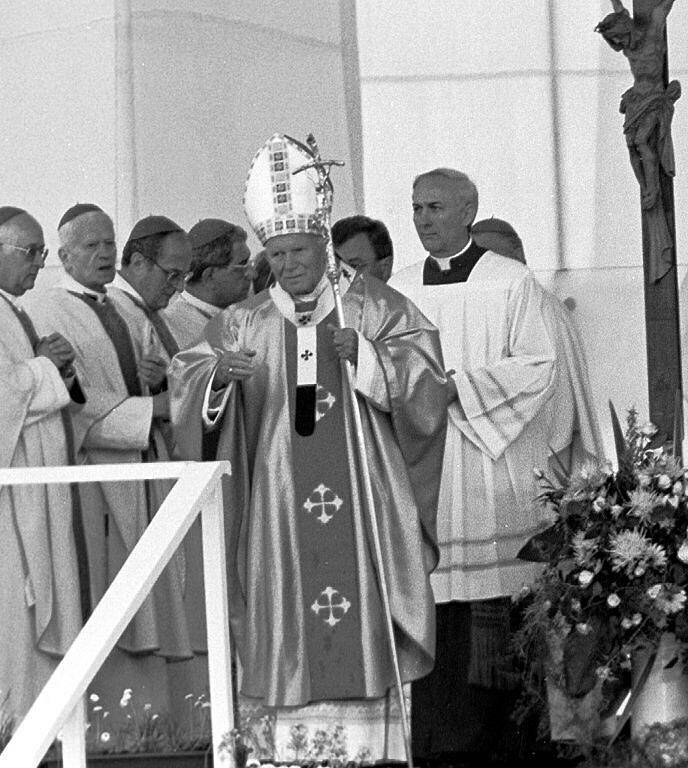 Papež Jan Pavel II. při kanonizační bohoslužbě na letišti v Olomouci - Neředíně