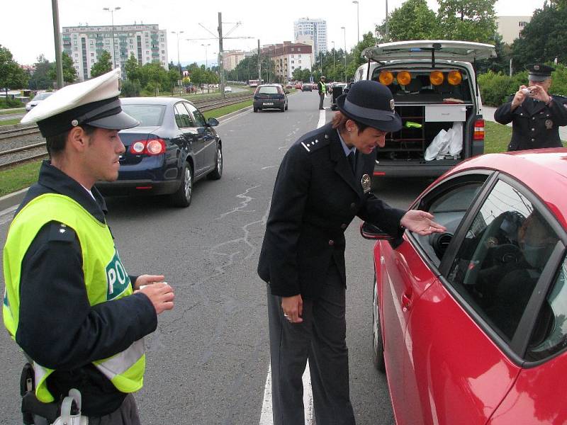 Policisté rozdávali při akci na třídě Kosmonautů 