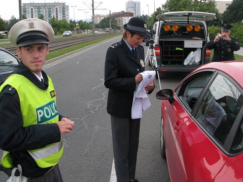 Policisté rozdávali při akci na třídě Kosmonautů 