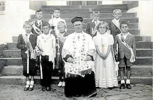 První svaté přijímání. Školáci z Přáslavic (ročník 1939) u prvního přijímání ve Velké Bystřici v roce 1947, na schodech na Římskokatolickou faru.