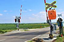 Na železničním přejezdu ve směru ze Slatinic do Lutína jsou již nové závory a probíhá připojení zabezpečovacího zařízení