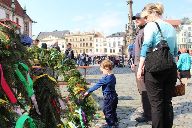 Stavění májky a program na Horním náměstí v Olomouci na 1. máje