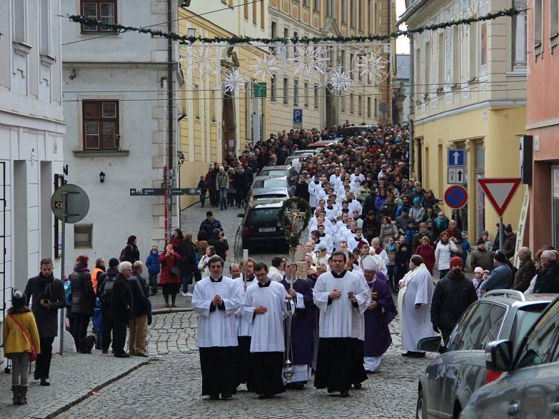 Bohoslužba a slavnostní průvod při příležitosti otevření Svaté brány a zahájení Svatého roku milosrdenství v Olomouci