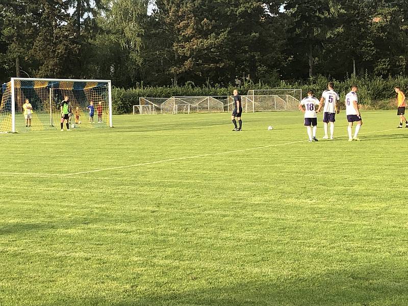 Fotbalisté Mohelnice (v bílém) padli ve Šternberku 0:2.